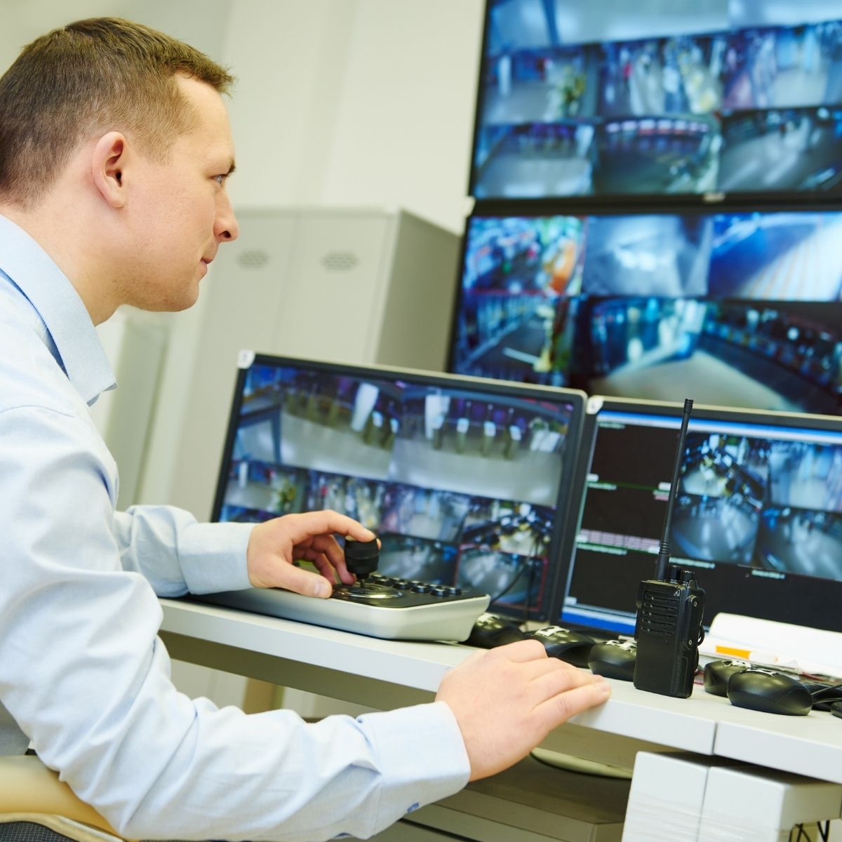 Agent de sécurité privée en télésurveillance.